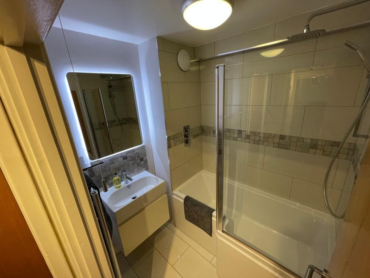 Spacious 2-Bedroom Flat Near Surbiton Station Exterior photo